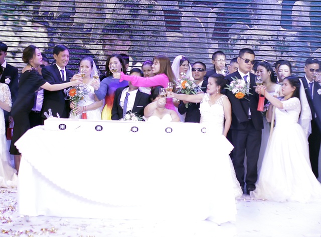 Xúc động đám cưới tập thể của 21 cặp đôi khiếm thị tại Hà Nội - 9