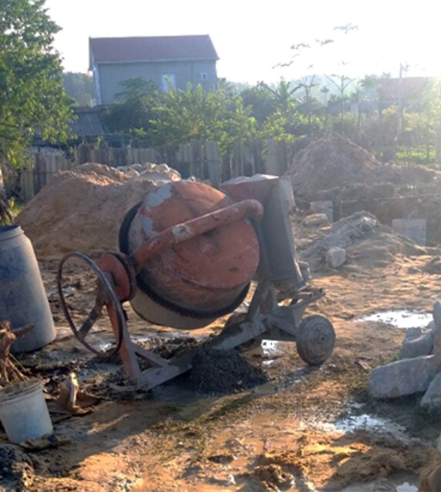 Giúp đổ móng nhà cho em vợ, người đàn ông bị điện giật tử vong - 1 Giúp đổ móng nhà cho em vợ, người đàn ông bị điện giật tử vong - 1