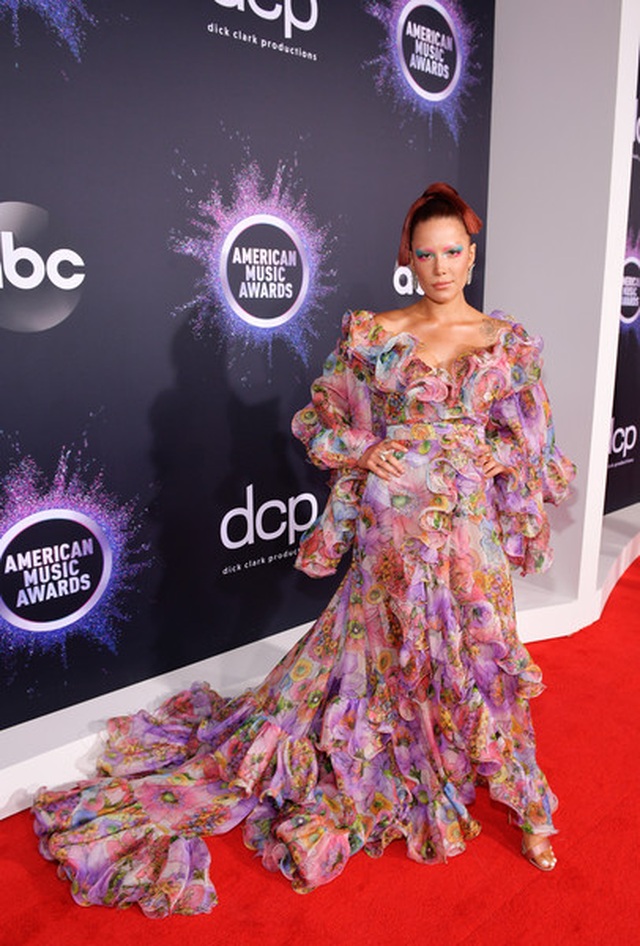 Selena Gomez khoe ngực căng đầy trên thảm đỏ American Music Awards - 38 Selena Gomez khoe ngực căng đầy trên thảm đỏ American Music Awards - 38