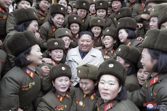 Quân nhân Triều Tiên òa khóc khi gặp ông Kim Jong-un - 4