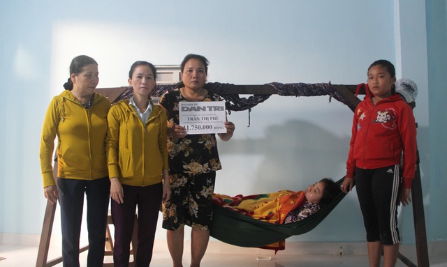 Bé gái 12 tuổi gánh mẹ và em bằng những cặp vé số được bạn đọc tặng căn nhà - 6 Bé gái 12 tuổi gánh mẹ và em bằng những cặp vé số được bạn đọc tặng căn nhà - 6