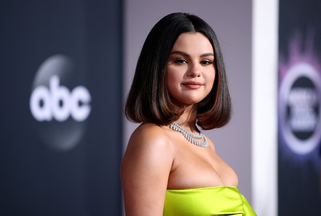 Selena Gomez khoe ngực căng đầy trên thảm đỏ American Music Awards - 5