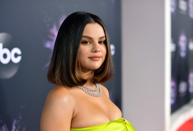 Selena Gomez khoe ngực căng đầy trên thảm đỏ American Music Awards - 1 Selena Gomez khoe ngực căng đầy trên thảm đỏ American Music Awards - 1