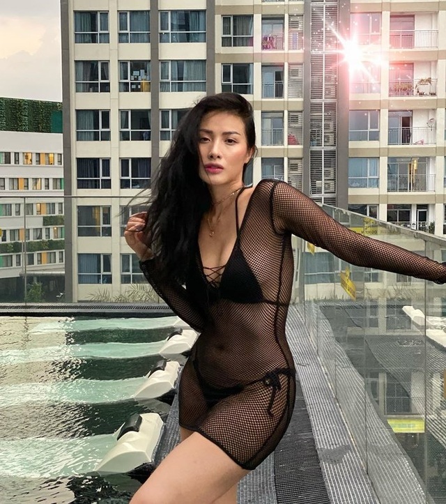 Hoàng Thùy khoe dáng đồng hồ cát trước ngày thi Hoa hậu Hoàn vũ - 11 Hoàng Thùy khoe dáng đồng hồ cát trước ngày thi Hoa hậu Hoàn vũ - 11