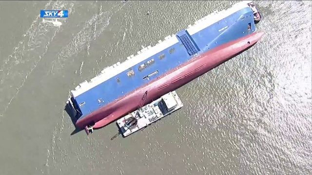 Mỹ “đau đầu” tìm cách cứu siêu tàu chở 4.200 ô tô bị lật giữa biển - 4
