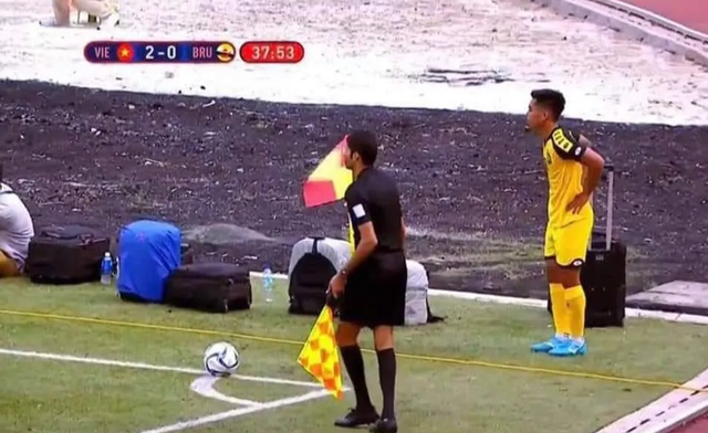 Phòng thay đồ nhếch nhác, U22 Brunei để hành lý ngoài... đường piste - 2 Phòng thay đồ nhếch nhác, U22 Brunei để hành lý ngoài... đường piste - 2