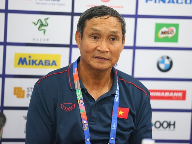 Duy nhất một cổ động viên tới cổ vũ đội tuyển nữ Việt Nam - 1 Duy nhất một cổ động viên tới cổ vũ đội tuyển nữ Việt Nam - 1