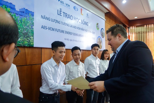 Công ty TNHH Điện lực AES-TKV Mông Dương trao tặng học bổng cho sinh viên ngành điện - 2