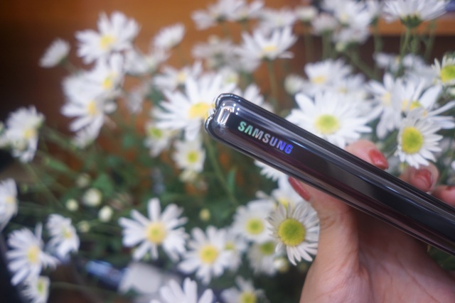 Trên tay siêu phẩm Galaxy Fold giá 50 triệu đồng tại Việt Nam - 10 Trên tay siêu phẩm Galaxy Fold giá 50 triệu đồng tại Việt Nam - 10