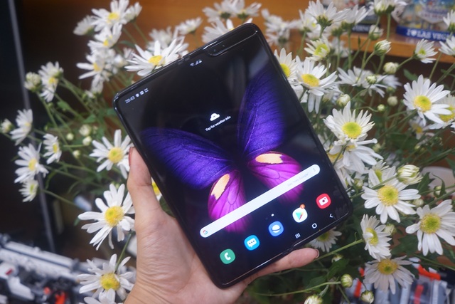 Trên tay siêu phẩm Galaxy Fold giá 50 triệu đồng tại Việt Nam - 2 Trên tay siêu phẩm Galaxy Fold giá 50 triệu đồng tại Việt Nam - 2