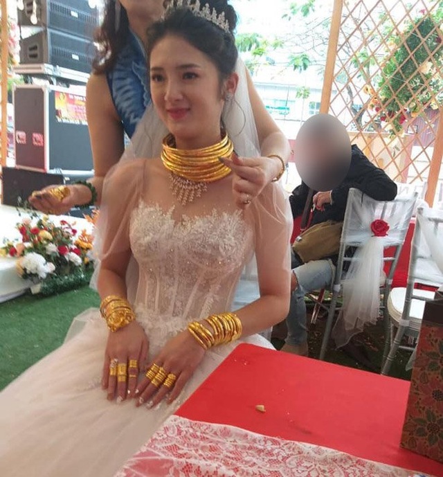 Cô dâu, chú rể ở Cao Bằng gây xôn xao vì đeo vàng “trĩu cổ” trong ngày cưới | Báo Dân trí Cô dâu, chú rể ở Cao Bằng gây xôn xao vì đeo vàng “trĩu cổ” trong ngày cưới | Báo Dân trí