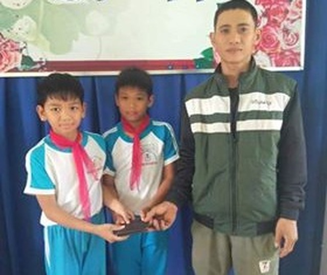 Quảng Ngãi: Tuyên dương 2 học sinh trả ví cho người đánh rơi - 1 Quảng Ngãi: Tuyên dương 2 học sinh trả ví cho người đánh rơi - 1
