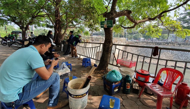 Hình ảnh những dòng sông bốc mùi ở Hà Nội mòn mỏi chờ “hồi sinh” - 9 Hình ảnh những dòng sông bốc mùi ở Hà Nội mòn mỏi chờ “hồi sinh” - 9