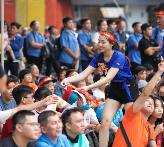 CĐV không ngại cổ vũ dưới trời nắng, U22 Việt Nam chiến thắng “6 sao hủy diệt” trước Brunei - 1 CĐV không ngại cổ vũ dưới trời nắng, U22 Việt Nam chiến thắng “6 sao hủy diệt” trước Brunei - 1