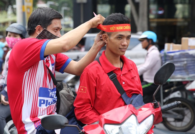 CĐV không ngại cổ vũ dưới trời nắng, U22 Việt Nam chiến thắng “6 sao hủy diệt” trước Brunei - 2 CĐV không ngại cổ vũ dưới trời nắng, U22 Việt Nam chiến thắng “6 sao hủy diệt” trước Brunei - 2