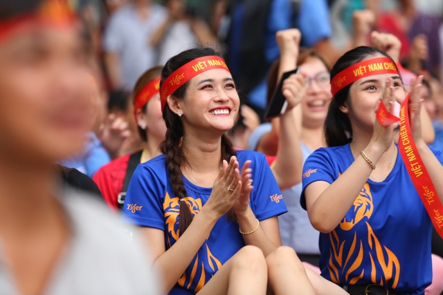 CĐV không ngại cổ vũ dưới trời nắng, U22 Việt Nam chiến thắng “6 sao hủy diệt” trước Brunei - 4 CĐV không ngại cổ vũ dưới trời nắng, U22 Việt Nam chiến thắng “6 sao hủy diệt” trước Brunei - 4