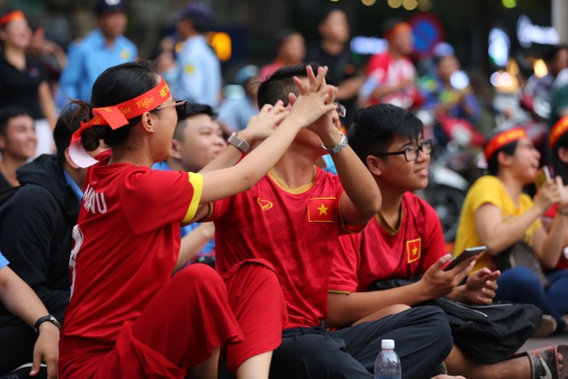 CĐV không ngại cổ vũ dưới trời nắng, U22 Việt Nam chiến thắng “6 sao hủy diệt” trước Brunei - 6