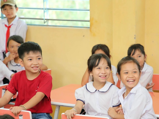 Anh văn Hội Việt Mỹ tặng thêm 2 thư viện cùng 3.000 sách mới cho các em học sinh tại An Giang - 2 Anh văn Hội Việt Mỹ tặng thêm 2 thư viện cùng 3.000 sách mới cho các em học sinh tại An Giang - 2