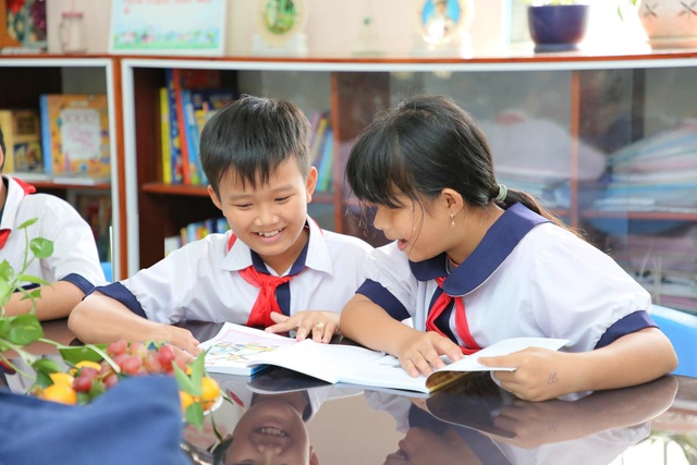 Anh văn Hội Việt Mỹ tặng thêm 2 thư viện cùng 3.000 sách mới cho các em học sinh tại An Giang - 4 Anh văn Hội Việt Mỹ tặng thêm 2 thư viện cùng 3.000 sách mới cho các em học sinh tại An Giang - 4