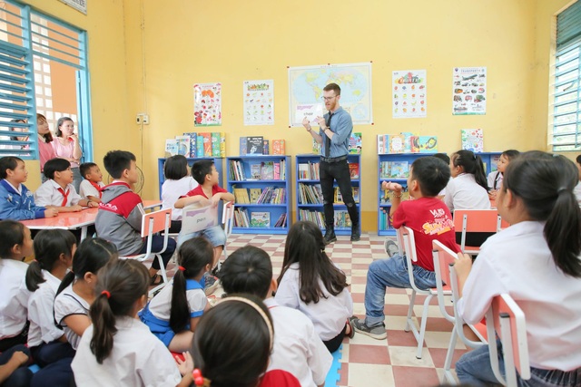 Anh văn Hội Việt Mỹ tặng thêm 2 thư viện cùng 3.000 sách mới cho các em học sinh tại An Giang - 3 Anh văn Hội Việt Mỹ tặng thêm 2 thư viện cùng 3.000 sách mới cho các em học sinh tại An Giang - 3