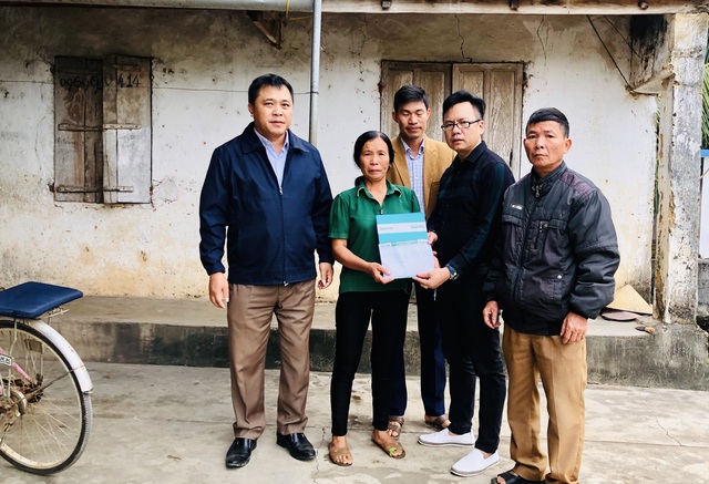 Cháu bé 5 tuổi bơ vơ trong ngày nhận tiền giúp đỡ của bạn đọc Dân trí - 5 Cháu bé 5 tuổi bơ vơ trong ngày nhận tiền giúp đỡ của bạn đọc Dân trí - 5