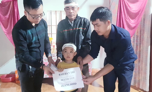 Cháu bé 5 tuổi bơ vơ trong ngày nhận tiền giúp đỡ của bạn đọc Dân trí - 1 Cháu bé 5 tuổi bơ vơ trong ngày nhận tiền giúp đỡ của bạn đọc Dân trí - 1
