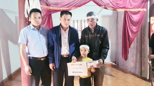 Cháu bé 5 tuổi bơ vơ trong ngày nhận tiền giúp đỡ của bạn đọc Dân trí - 4 Cháu bé 5 tuổi bơ vơ trong ngày nhận tiền giúp đỡ của bạn đọc Dân trí - 4