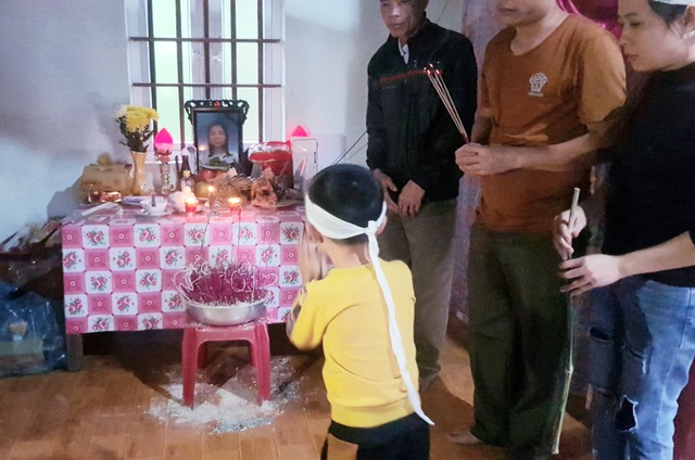 Cháu bé 5 tuổi bơ vơ trong ngày nhận tiền giúp đỡ của bạn đọc Dân trí - 3 Cháu bé 5 tuổi bơ vơ trong ngày nhận tiền giúp đỡ của bạn đọc Dân trí - 3