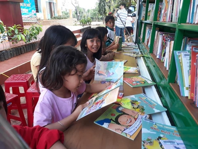 Niềm vui của học trò vùng sâu khi đón “thư viện về buôn” - 1 Niềm vui của học trò vùng sâu khi đón “thư viện về buôn” - 1