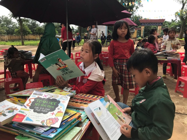Niềm vui của học trò vùng sâu khi đón “thư viện về buôn” - 3 Niềm vui của học trò vùng sâu khi đón “thư viện về buôn” - 3