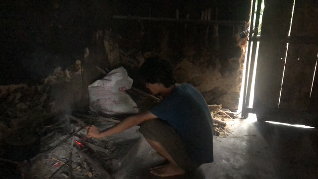 Cháu bé 5 tuổi bơ vơ trong ngày nhận tiền giúp đỡ của bạn đọc Dân trí - 7 Cháu bé 5 tuổi bơ vơ trong ngày nhận tiền giúp đỡ của bạn đọc Dân trí - 7