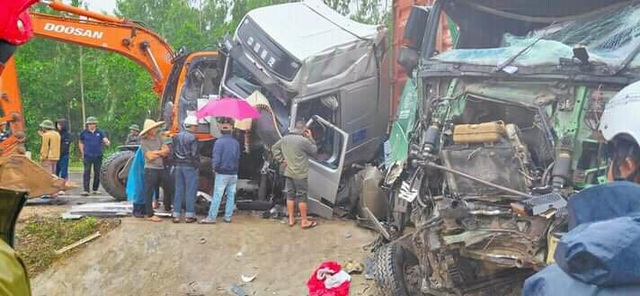 Tai nạn liên hoàn, 2 xe đầu kéo và 1 máy xúc dính chặt vào nhau - 4 Tai nạn liên hoàn, 2 xe đầu kéo và 1 máy xúc dính chặt vào nhau - 4