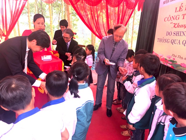 Tổng Biên tập báo Dân trí cùng Tổ chức Shinnyo - en Nhật Bản tặng 3 phòng học cho thầy trò xã miền núi - 7 Tổng Biên tập báo Dân trí cùng Tổ chức Shinnyo - en Nhật Bản tặng 3 phòng học cho thầy trò xã miền núi - 7