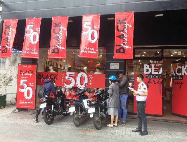 Hàng thời trang: Lộ chiêu đẩy đồ cũ, lỗi mốt, tồn kho mùa Black Friday - 2 Hàng thời trang: Lộ chiêu đẩy đồ cũ, lỗi mốt, tồn kho mùa Black Friday - 2