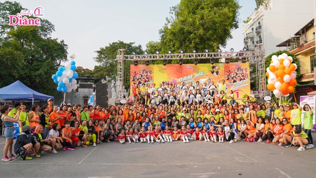 Rực rỡ hình ảnh hơn 1000 người mặc áo cam nhuộm màu Hồ Gươm - 1 Rực rỡ hình ảnh hơn 1000 người mặc áo cam nhuộm màu Hồ Gươm - 1