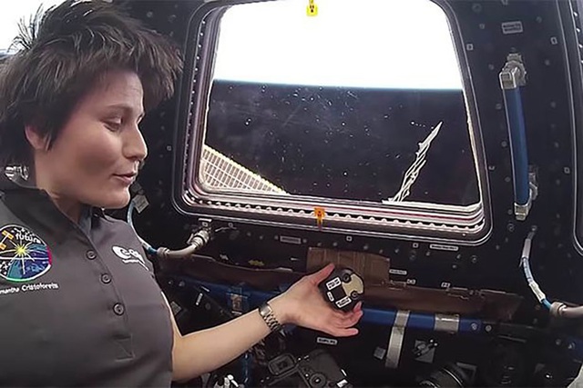 Vật thể bí ẩn bất ngờ xuất hiện sau lưng phi hành gia trên trạm ISS - 1 Vật thể bí ẩn bất ngờ xuất hiện sau lưng phi hành gia trên trạm ISS - 1