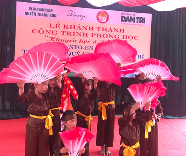 Tổng Biên tập báo Dân trí cùng Tổ chức Shinnyo - en Nhật Bản tặng 3 phòng học cho thầy trò xã miền núi - 2 Tổng Biên tập báo Dân trí cùng Tổ chức Shinnyo - en Nhật Bản tặng 3 phòng học cho thầy trò xã miền núi - 2