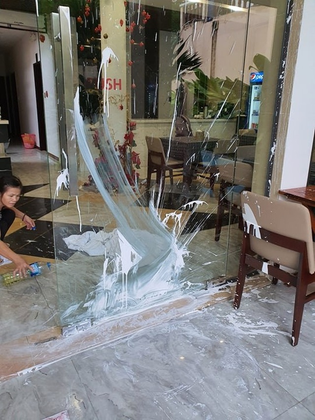 Một nhà hàng ở Hội An bị kẻ xấu ném sơn giữa ban ngày - 2 Một nhà hàng ở Hội An bị kẻ xấu ném sơn giữa ban ngày - 2