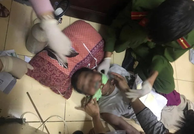 Công an khống chế đối tượng đòi tự tử, gây náo loạn cả khu phố - 1 Công an khống chế đối tượng đòi tự tử, gây náo loạn cả khu phố - 1