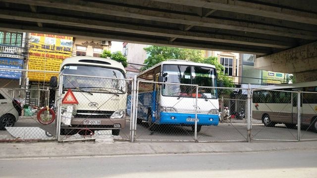 Giải tỏa bãi đỗ xe “xẻ thịt” gầm cầu sau phản ánh của Báo Dân trí! - 1 Giải tỏa bãi đỗ xe “xẻ thịt” gầm cầu sau phản ánh của Báo Dân trí! - 1