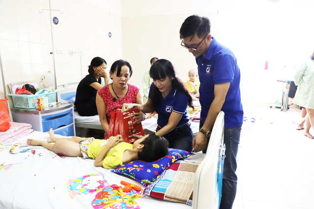 Bà ngoại hơn 70 tuổi một mình chăm cháu gái bị ung thư - 2 Bà ngoại hơn 70 tuổi một mình chăm cháu gái bị ung thư - 2