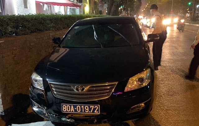 Hà Nội: Xe biển xanh gây tai nạn rồi bỏ chạy, tài xế cố thủ trên xe - 1 Hà Nội: Xe biển xanh gây tai nạn rồi bỏ chạy, tài xế cố thủ trên xe - 1