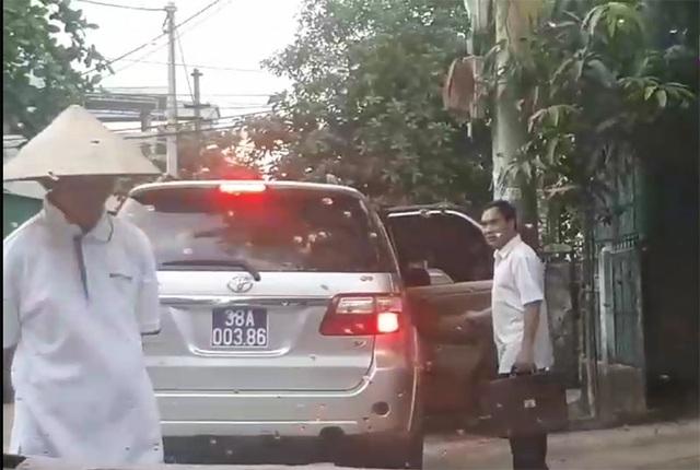 Không có tiêu chuẩn, Chánh án tỉnh vẫn được xe biển xanh đưa đón tận nhà - 1 Không có tiêu chuẩn, Chánh án tỉnh vẫn được xe biển xanh đưa đón tận nhà - 1