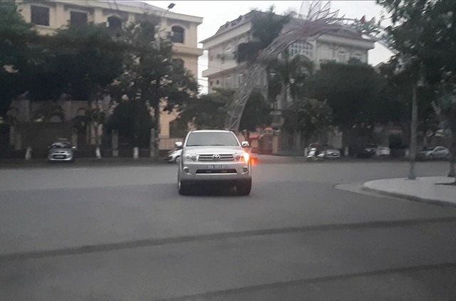Không có tiêu chuẩn, Chánh án tỉnh vẫn được xe biển xanh đưa đón tận nhà - 2 Không có tiêu chuẩn, Chánh án tỉnh vẫn được xe biển xanh đưa đón tận nhà - 2
