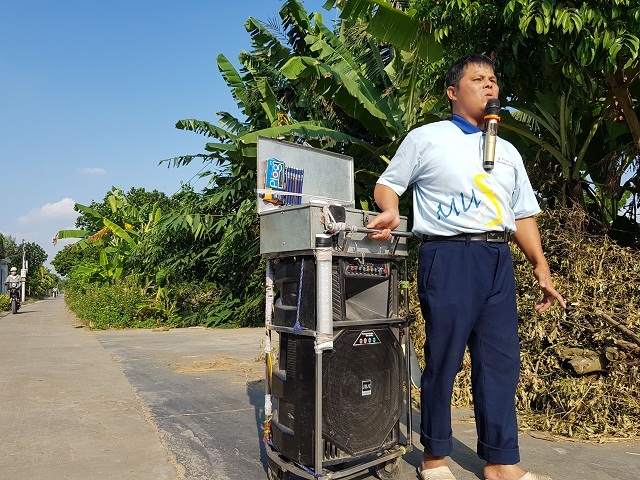 Người cha mù hát rong mơ có tiền ghép sọ cho con gái sau vụ va chạm với tàu hoả - 6