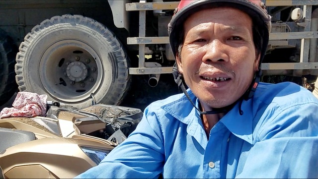 Xe ben tông 2 xe máy, lao vào nhà dân ở Sài Gòn - 2 Xe ben tông 2 xe máy, lao vào nhà dân ở Sài Gòn - 2