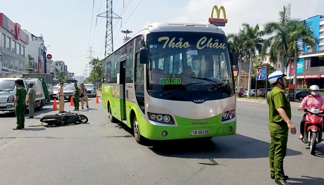 Xe ben tông 2 xe máy, lao vào nhà dân ở Sài Gòn - 4 Xe ben tông 2 xe máy, lao vào nhà dân ở Sài Gòn - 4