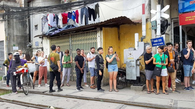 Xóm cà phê đường tàu mới vừa mở cửa đã bị khai tử - 4 Xóm cà phê đường tàu mới vừa mở cửa đã bị khai tử - 4