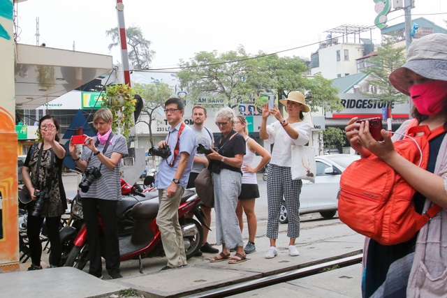 Xóm cà phê đường tàu mới vừa mở cửa đã bị khai tử - 1 Xóm cà phê đường tàu mới vừa mở cửa đã bị khai tử - 1