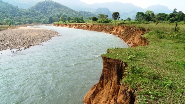 Quảng Trị chi 3 tỷ đồng khắc phục khẩn cấp sạt lở bờ sông - 1